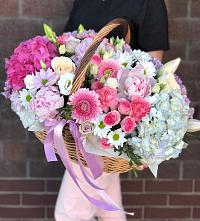 Композиция солнечный день в Сухом-логе Свердловская область Цветочная композиция из Розы, Хризантемы, Пионы и Лизиантусы в корзине в Сухом-логе Свердловская область